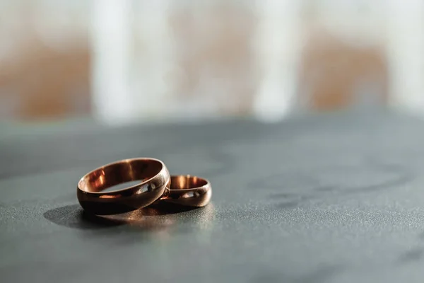 Anillos de oro. El concepto de matrimonio, relaciones familiares, parafernalia nupcial . — Foto de Stock