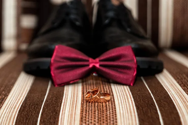 Свадебные аксессуары, обувь, часы, кольца, галстук-бабочка. Концепция брака, семейных отношений, свадебных принадлежностей . — стоковое фото