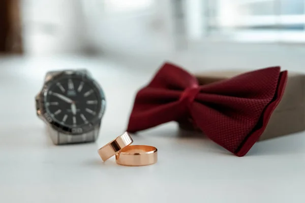 Bruiloft accessoires, schoenen, horloges, ringen, strikje. Het concept van het huwelijk, familierelaties, bruiloft parafernalia. — Stockfoto