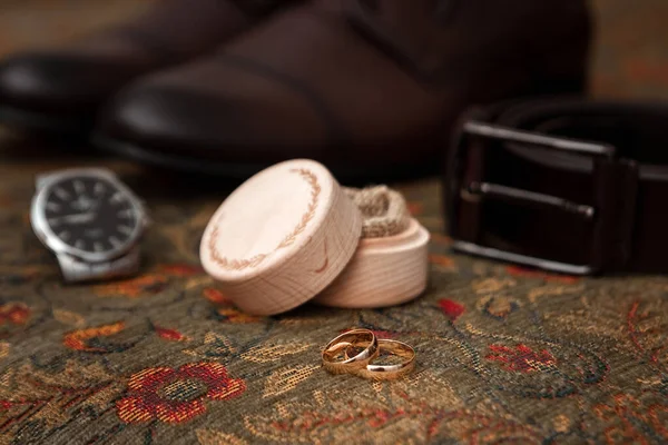 Обручальные кольца в коробке. Концепция брака, семейных отношений, свадебных принадлежностей . — стоковое фото
