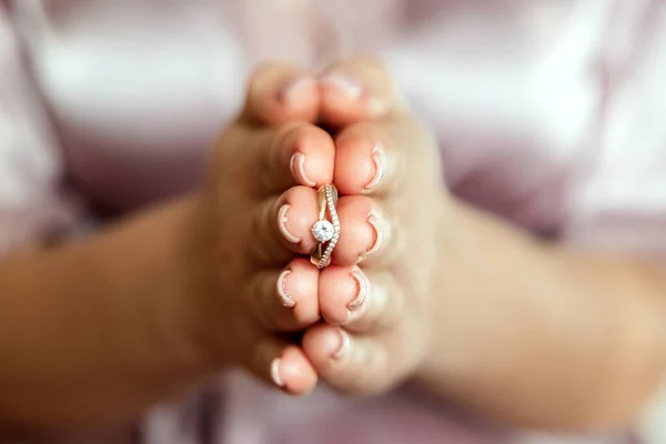 Anillos de boda. Anillos de boda en las manos. El concepto de matrimonio, relaciones familiares, parafernalia nupcial . — Foto de Stock