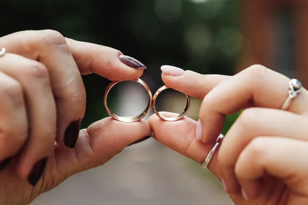 Anillos de boda. Anillos de boda en las manos. El concepto de matrimonio, relaciones familiares, parafernalia nupcial . — Foto de Stock