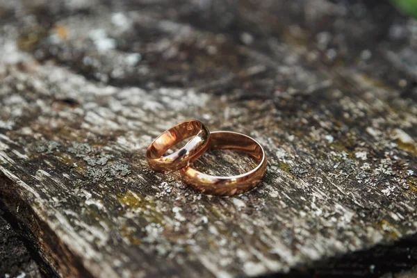Goldene Eheringe. das Konzept der Ehe, Familienbeziehungen, Hochzeitsutensilien. — Stockfoto