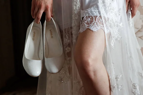 构图- -有装饰和配件的婚纱鞋。 婚姻、家庭关系、结婚协议书的概念. — 图库照片
