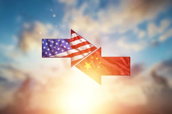 Flèches les unes contre les autres avec les États-Unis et la Chine Drapeaux sur fond de ciel couchant. Le concept de guerre commerciale, confrontation, lutte, convention . — Photo