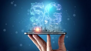 Yaratıcı arka plan, Erkek el 5 g hologram bir telefonla şehrin arka plan üzerinde tutarak. 5g ağ, yüksek hızlı Mobil Internet, yeni nesil ağlar kavramı. Kopya alanı, karışık teknik.
