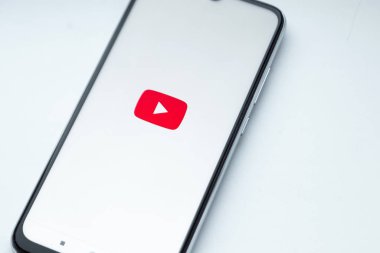 Brest, Belarus, 31 Ocak 2020: Xiaomi Redmi Note 8 akıllı telefon ekranında youtube uygulama logosu. Youtube uygulaması. video platformu.