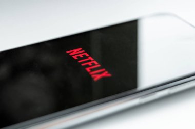 Brest, Belarus, 31 Ocak 2020: Xiaomi Redmi Note 8 akıllı telefon ekranında Netflix uygulama logosu. Netflix uygulaması. Yayın platformu.