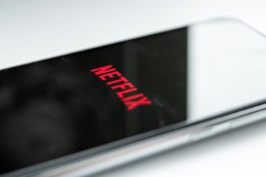 Brest, Belarus, 31 Ocak 2020: Xiaomi Redmi Note 8 akıllı telefon ekranında Netflix uygulama logosu. Netflix uygulaması. Yayın platformu.