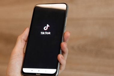 Brest, Belarus, 31 Ocak 2020: Xiaomi Redmi Note 8 akıllı telefon ekranında Tik Tok uygulama logosu. Geçerli uygulamayı işaretle. Sosyal ağ.