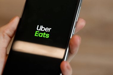 Brest, Belarus, 31 Ocak 2020: Xiaomi Redmi Note 8 akıllı telefon ekranında Uber Eats uygulama logosu. Uber Eats uygulaması. Modern hizmetler.