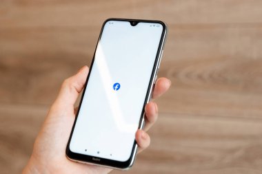 Brest, Belarus, 31 Ocak 2020: Xiaomi Redmi Note 8 akıllı telefon ekranının Facebook uygulama logosu. Facebook uygulaması. Sosyal ağ.