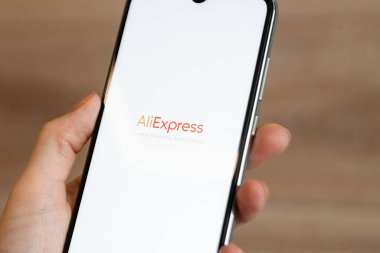 Brest, Belarus, 31 Ocak 2020: Xiaomi Redmi Note 8 akıllı telefonunun ekranının yakın planında aliexpress uygulamasının logosu. Aliexpress başvurusu. Çevrimiçi mağaza.