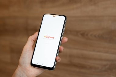 Brest, Belarus, 31 Ocak 2020: Xiaomi Redmi Note 8 akıllı telefonunun ekranının yakın planında aliexpress uygulamasının logosu. Aliexpress başvurusu. Çevrimiçi mağaza.