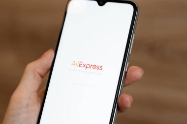 Brest, Belarus, 31 Ocak 2020: Xiaomi Redmi Note 8 akıllı telefonunun ekranının yakın planında aliexpress uygulamasının logosu. Aliexpress başvurusu. Çevrimiçi mağaza.