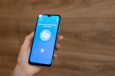 Brest, Belarus, 31 Ocak 2020: Shazam uygulamasının logosu Xiaomi Redmi Note 8 akıllı telefonunun yakın plan görüntüsü. Shazam başvurusu. Modern teknolojiler.