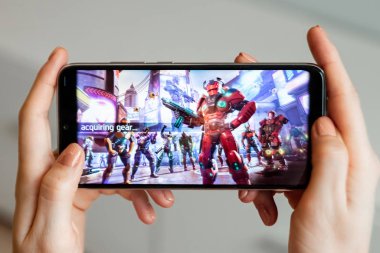 Brest, Belarus, 31 Ocak 2020: Mobil oyun Shadow Gun Legends Xiaomi Redmi Note 8 akıllı telefon ekranında. Bir insan akıllı telefondan oyun oynuyor..