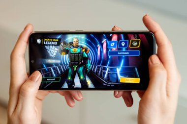 Brest, Belarus, 31 Ocak 2020: Mobil oyun Shadow Gun Legends Xiaomi Redmi Note 8 akıllı telefon ekranında. Bir insan akıllı telefondan oyun oynuyor..