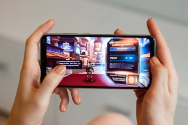 Brest, Belarus, 31 Ocak 2020: Mobil oyun Shadow Gun Legends Xiaomi Redmi Note 8 akıllı telefon ekranında. Bir insan akıllı telefondan oyun oynuyor..