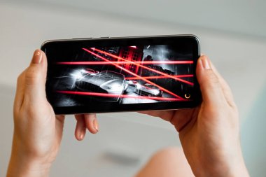 Brest, Belarus, 31 Ocak 2020: Mobil oyun Need for Speed No Limits Xiaomi Redmi Note 8 akıllı telefonunun yakın planında. Birisi akıllı telefondan oyun oynuyor..