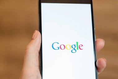 Brest, Belarus, 31 Ocak 2020: Xiaomi Redmi Note 8 akıllı telefon ekranında google logosu.