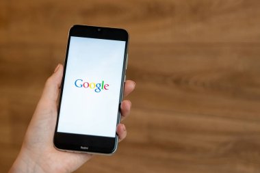 Brest, Belarus, 31 Ocak 2020: Xiaomi Redmi Note 8 akıllı telefon ekranında google logosu.