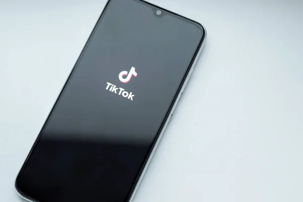 Brest, Belarus, 31 Ocak 2020: Xiaomi Redmi Note 8 akıllı telefon ekranında Tik Tok uygulama logosu. Geçerli uygulamayı işaretle. Sosyal ağ.