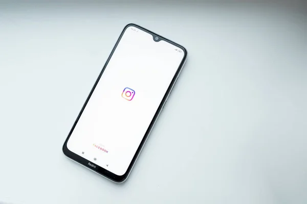 Brest, Bielorrússia, 31 de janeiro de 2020: o logotipo do aplicativo Instagram no smartphone Xiaomi Redmi Note 8. Aplicação Instagram. Rede social . — Fotografia de Stock