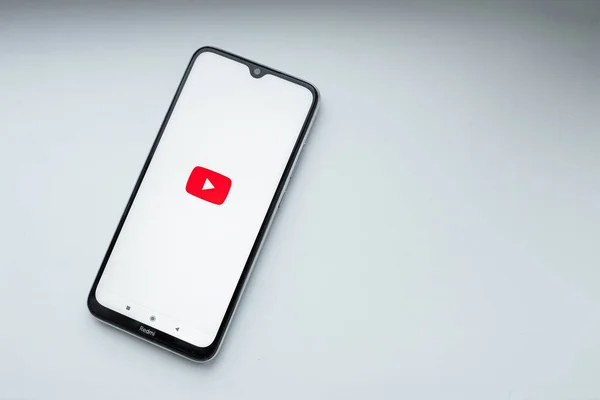 Brest, Biélorussie, 31 janvier 2020 : Logo de l'application youtube sur l'écran du smartphone Xiaomi Redmi Note 8 gros plan. Application Youtube. plate-forme vidéo . — Photo