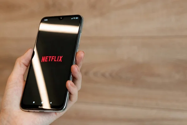 Brest, Bielorrússia, 31 de janeiro de 2020: o logotipo do aplicativo Netflix no smartphone Xiaomi Redmi Note 8. Aplicação Netflix. Plataforma de streaming . — Fotografia de Stock