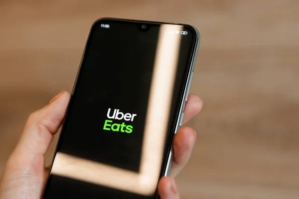 Brest, Belarus, 31 Januari 2020: Logo aplikasi Uber Eats pada Xiaomi Redmi Note 8 close-up layar pintar. Aplikasi Uber Eats. Layanan modern . — Stok Foto