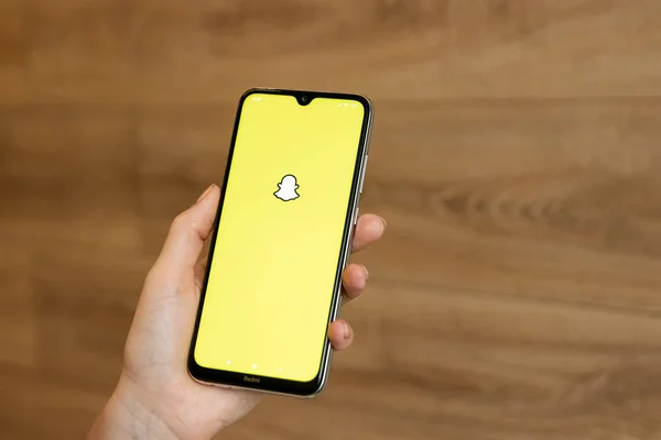 Brest, Bielorrússia, 31 de janeiro de 2020: logotipo do Snapchat em um smartphone Xiaomi Redmi Note 8. Aplicação Snapchat. Rede social . — Fotografia de Stock