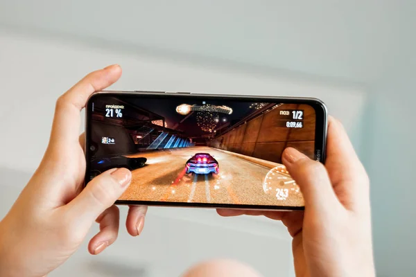 Brest, Belarus, 31 de janeiro de 2020: Jogo móvel Need For Speed no Limits em um close-up da tela do smartphone Xiaomi Redmi Note 8. Uma pessoa joga um jogo em um smartphone . — Fotografia de Stock