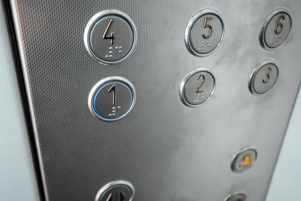 Tlačítka výtahu zblízka. Pohyb, doprava. — Stock fotografie