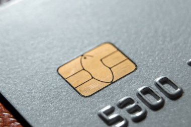 Mikro kredi kartı çipi yakın plan, odaklanması kolay. Yeni teknolojiler, Emv çip kartı, akıllı ödeme kartları.