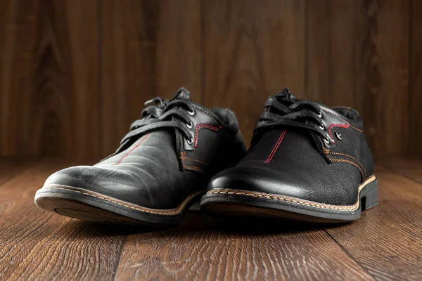 Μαύρα παπούτσια ένα καθαρό δεύτερο βρώμικο σε ξύλινο φόντο. Η έννοια της λάμψης παπουτσιών, της φροντίδας ρούχων, των υπηρεσιών. — Φωτογραφία Αρχείου