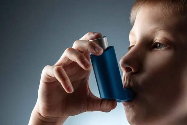 Portré egy fiúról, aki asztma inhalátort használ gyulladásos betegségek kezelésére, légszomj. A fogalom a kezelés köhögés, allergia, légúti betegség. — Stock Fotó