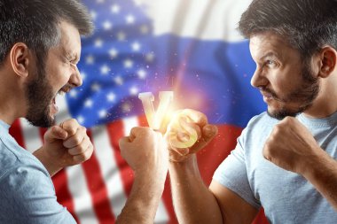 Birleşik Devletler ve Rusya arasındaki bir ticaret savaşı, iki adam Amerikan ve Rus bayrağının arka planına karşı bir savaşa hazırlanıyor. Yaptırımlar, iş.