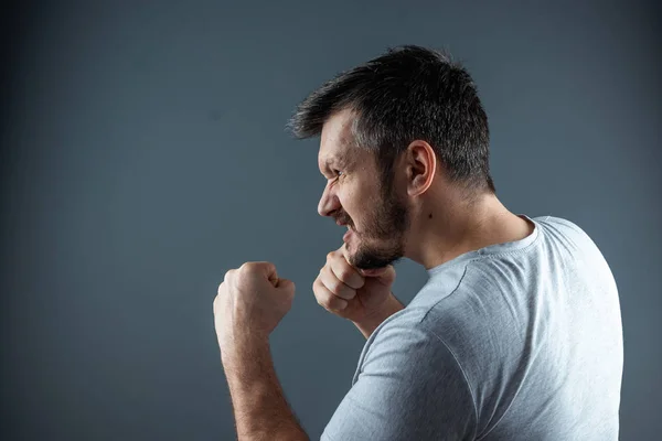 Primer plano, retratos de un hombre preparándose para una pelea. Auto-excavación, conciencia, discusión, confrontación, guerra . — Foto de Stock