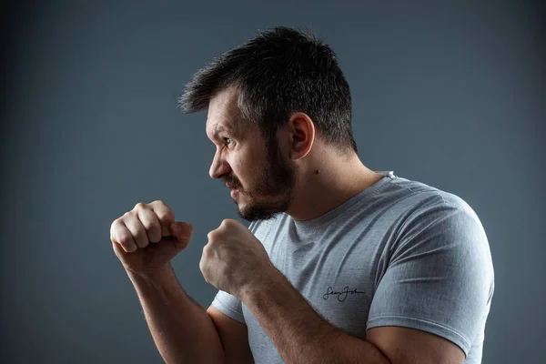 Nahaufnahme, Porträts eines Mannes, der sich auf einen Kampf vorbereitet. Selbstausbeutung, Gewissen, Streit, Konfrontation, Krieg. — Stockfoto