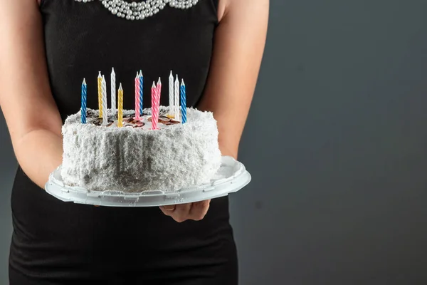 Ciasto z płonącymi świecami z bliska. Wszystkiego najlepszego z okazji urodzin. Przestrzeń kopiowania. — Zdjęcie stockowe