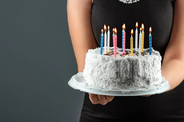 Kuchen mit brennenden Kerzen in Großaufnahme. Herzlichen Glückwunsch zum Geburtstag. Kopierraum. — Stockfoto