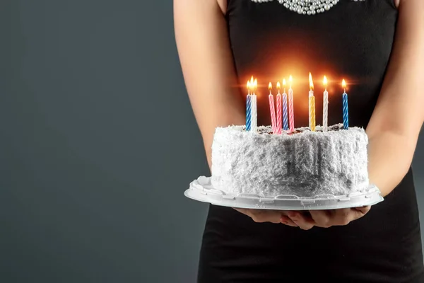 烧着蜡烛的蛋糕，特写。祝您生日快乐庆祝宴会周年.复制空间. — 图库照片