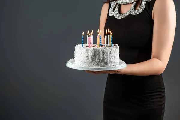 Торт з палаючими свічками крупним планом. З днем народження привітання з святом вечірки. Копіювати простір . — стокове фото