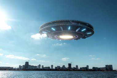 UFO, suyun üzerinde süzülen, havada hareketsiz duran bir uzaylı levhası. Tanımlanamayan uçan nesne, uzaylı istilası, dünya dışı yaşam, uzay yolculuğu, insansı uzay gemisi...