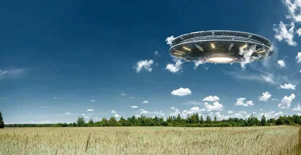 Ufoは 飛行場の上空をホバリングしている異星人のプレートで 空中で動かずに動いています 未確認飛行物体エイリアンの侵入地球外生命宇宙旅行ヒューマノイド宇宙船混合媒体 — ストック写真