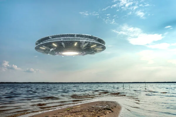 Ufo 一个在水面上盘旋的外星板块 在空中一动不动地盘旋 不明飞行物体 外星入侵 外星生命 空间旅行 人形宇宙飞船混合媒介 — 图库照片