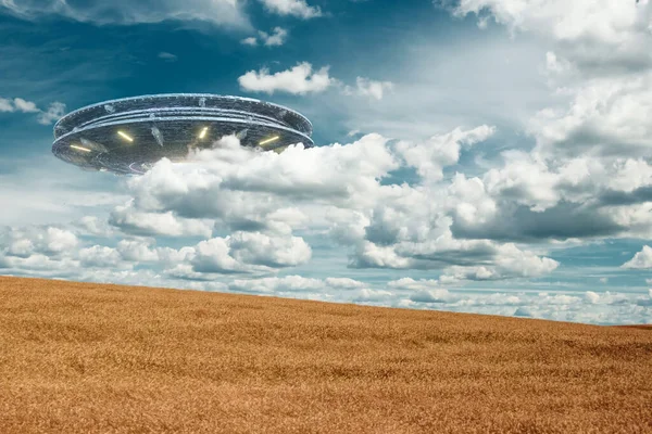 Ufo Främmande Platta Svävar Över Fältet Svävar Orörlig Luften Oidentifierat — Stockfoto