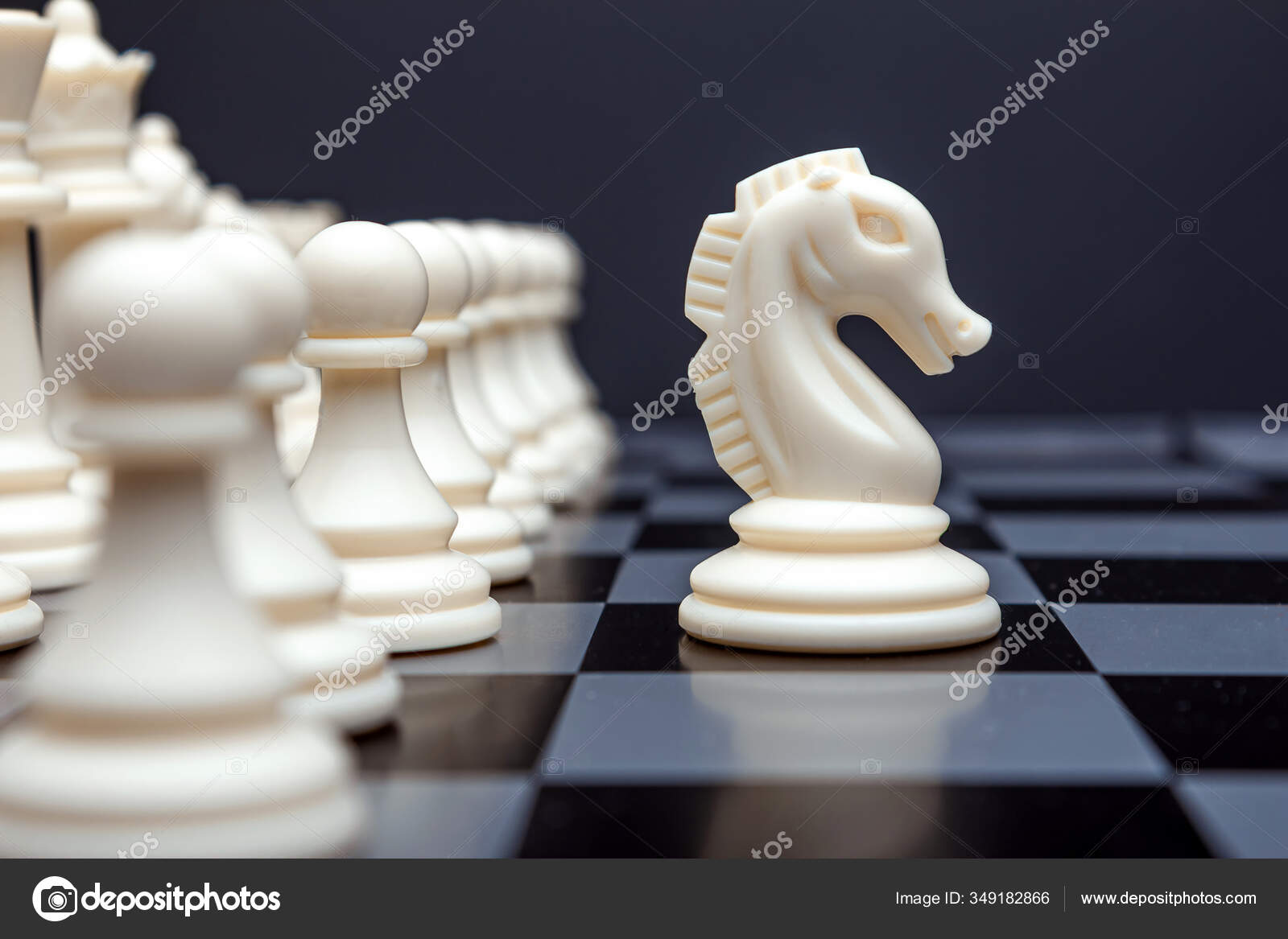 Peça De Xadrez Do Cavaleiro Com a Mensagem Que O Xadrez Move. Como As Peças  De Xadrez Se Movem Foto de Stock - Imagem de fundo, estratégico: 244231766