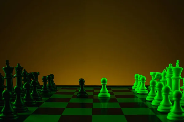 密接な手は ポーンの動き チェス チェスボード ゲーム 対決を作る — ストック写真